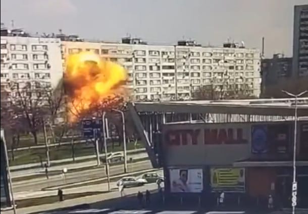 Lakónegyedet lőttek az oroszok Zaporizzsjában is – videó