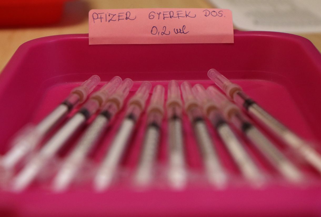 Népszava: Nem tájékoztatják az orvosokat arról, hogy kiknek adhatják be a negyedik oltást