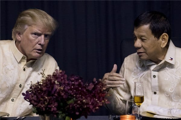 Trumpnak szerenádozott a véreskezű önkényúr - videó