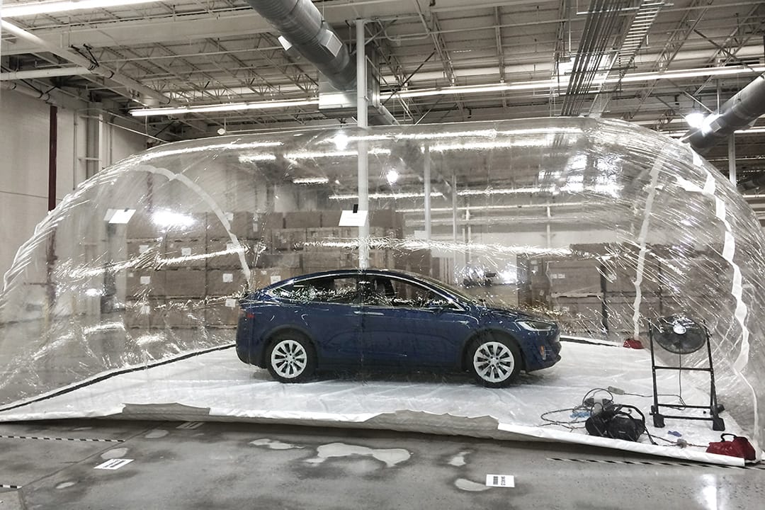 Ezzel a furcsa módszerrel teszteli a Tesla a Model X egyik legérdekesebb funkcióját