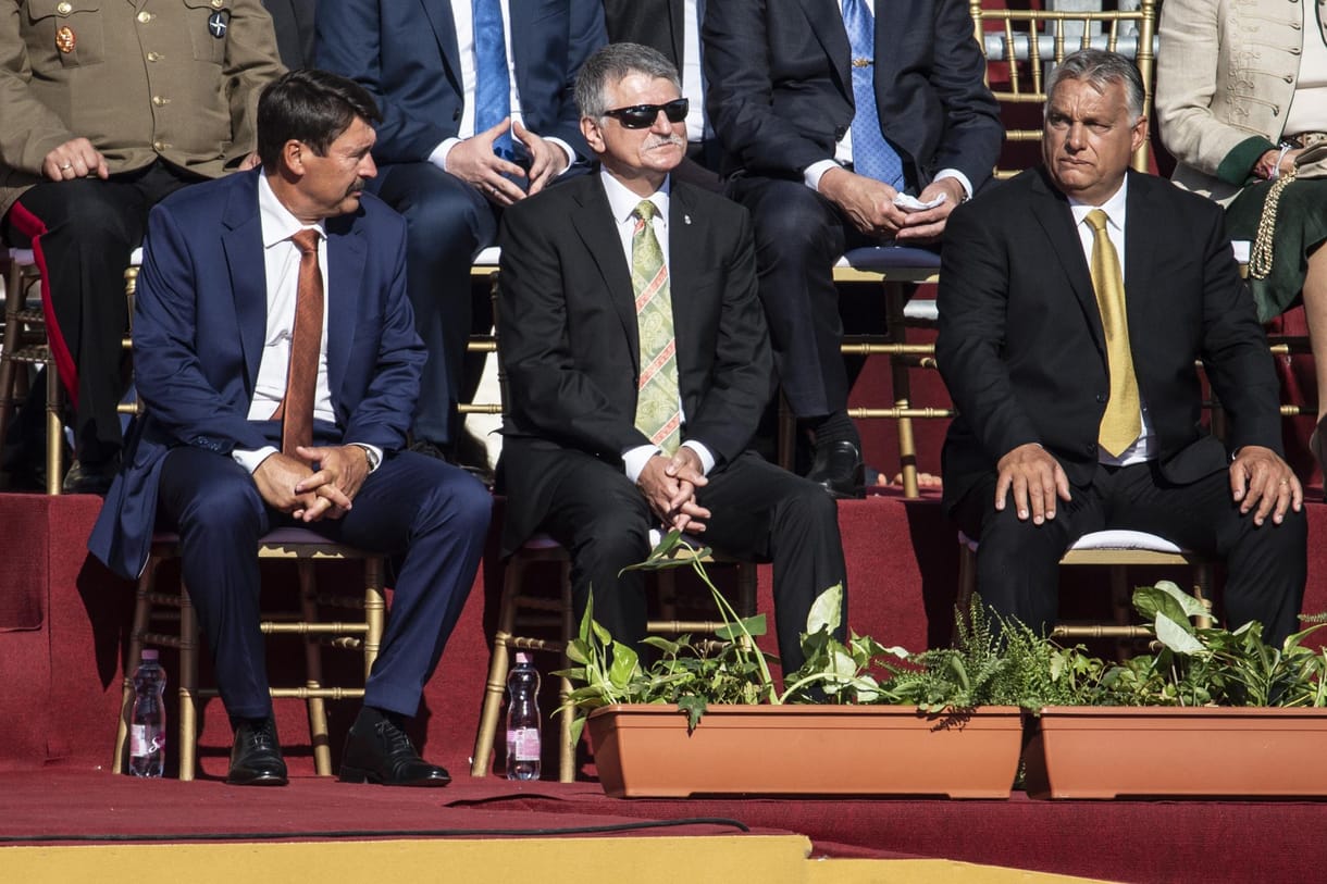 Orbán lehetne államfő, de akkor azt hihetnék, hogy elhagyja a Fidesz süllyedő hajóját