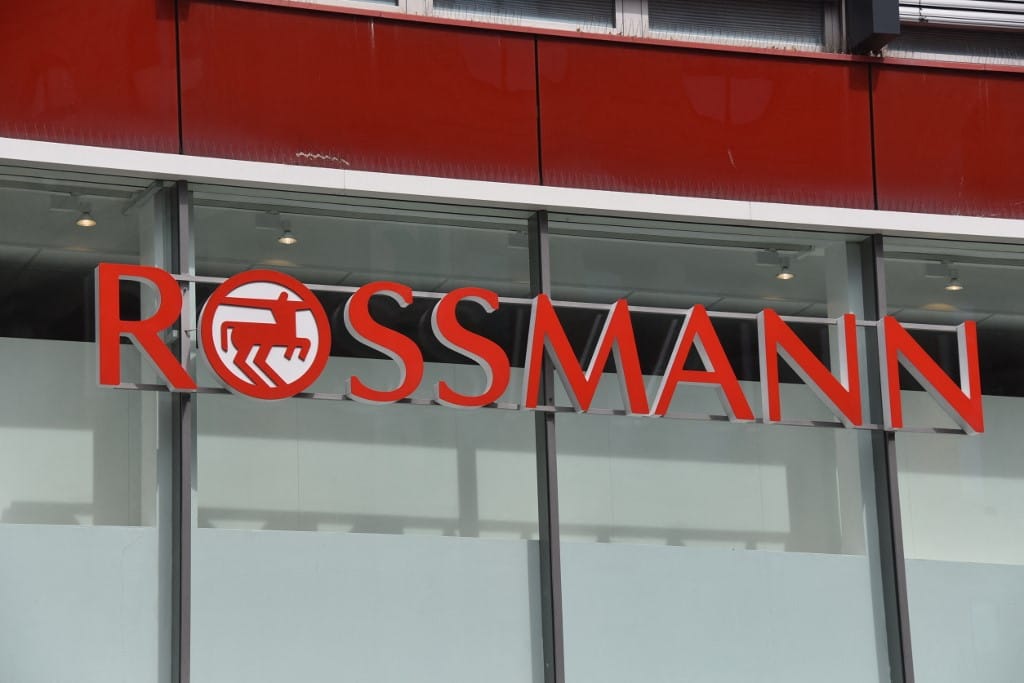 60 ezer forint jár a Rossmann-dolgozóknak, ha beoltatják magukat