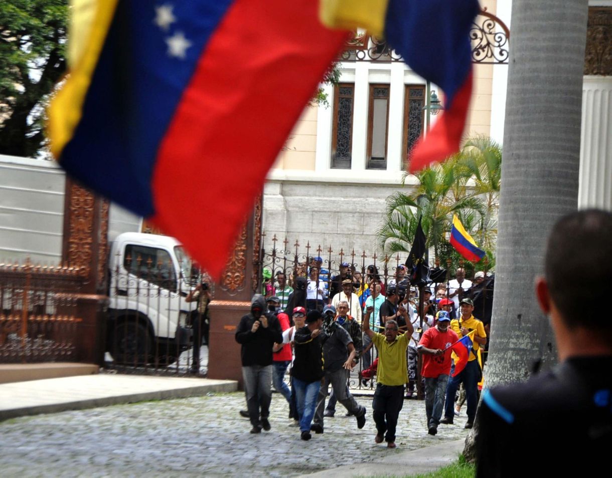 Kormánypártiak ellenzéki képviselőket vertek véresre Venezuelában
