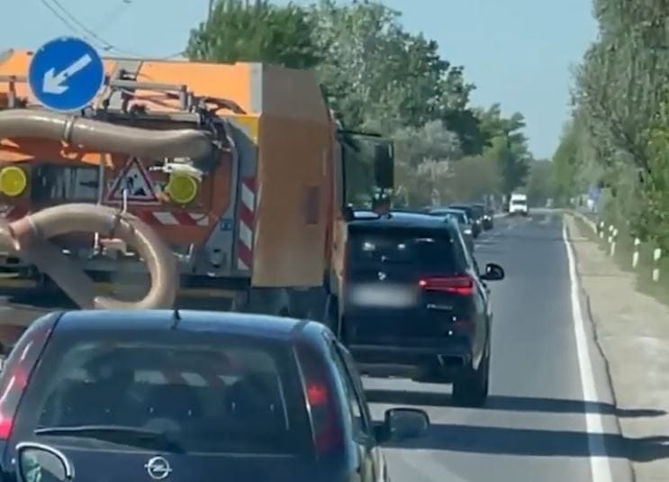 Sértődött autós leckéztette hosszasan a Magyar Közút munkagépét – videó