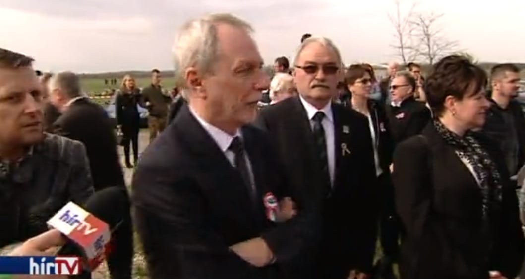 Biztonságiakat bevetve iszkolt a veje miatt botrányba keveredett államtitkár