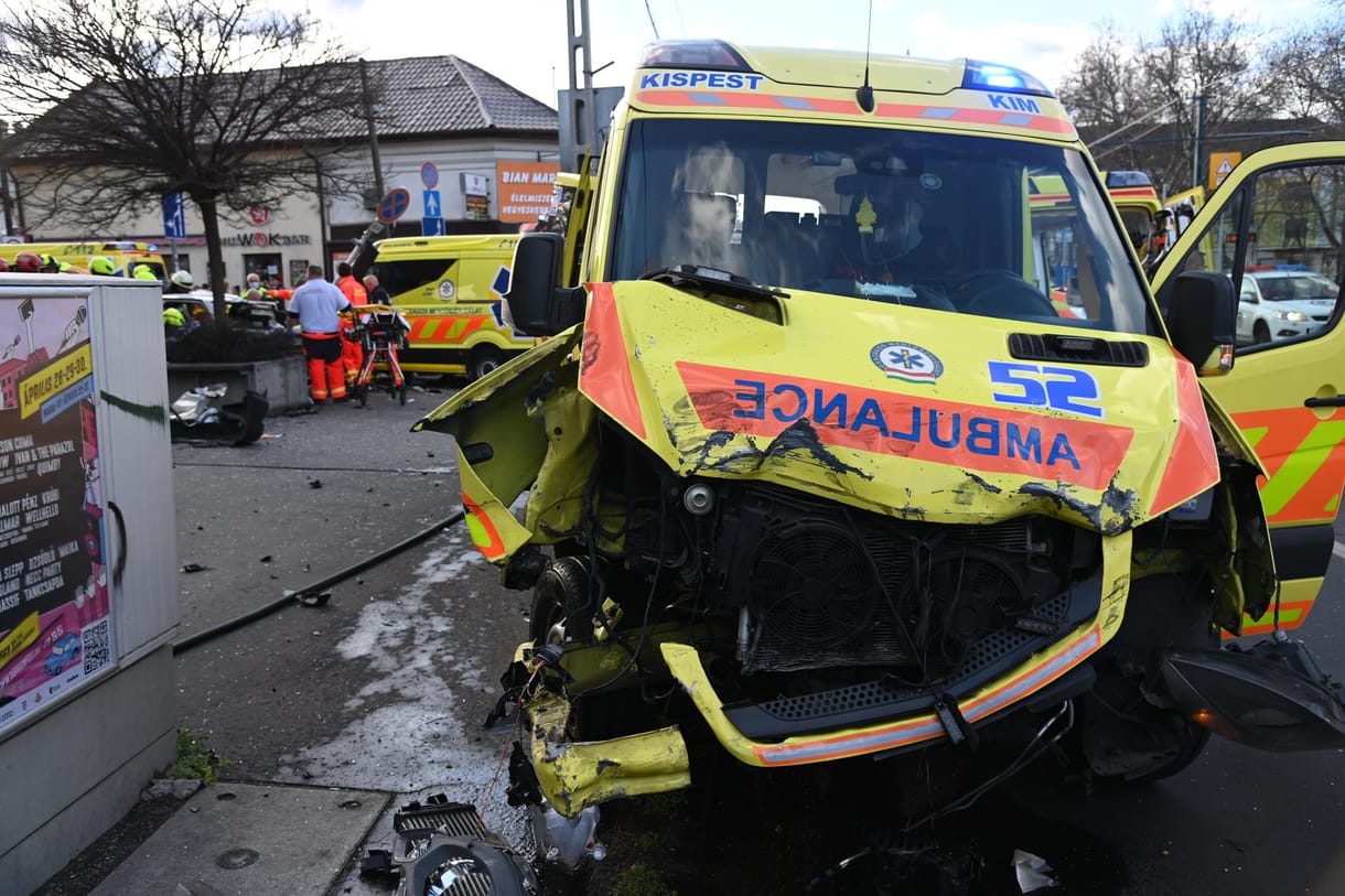 Karambolozott egy mentő és egy személyautó - négyen megsérültek