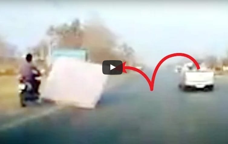 Ilyen, amikor hihetetlen szerencséje van egy balesetező motorosnak – videó