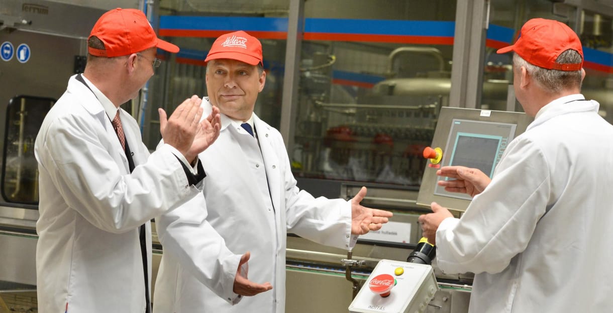 Orbán összeborult a Coca-Colával