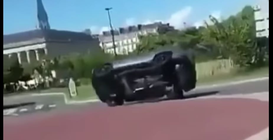 Instant karma: menőzni akart a Mercedes sofőrje, nagyon rosszul járt