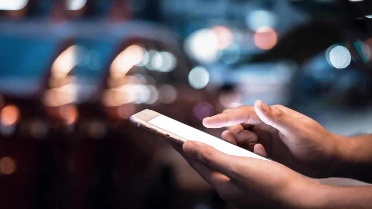 Telefonon akarta kicsalni a bankkártya-adatokat egy nő, de helyette őt verték át – videó