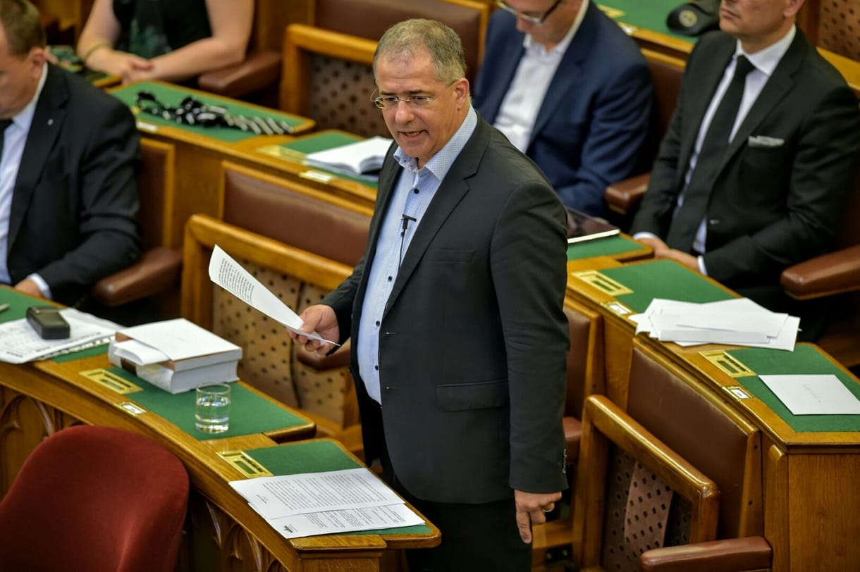 Felfelé bukhat Kósa Lajos