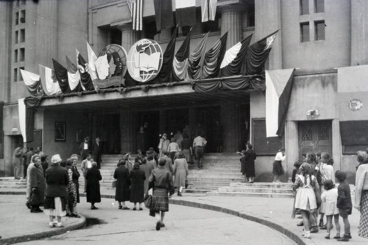Színház az egész állam: 75 éves a kommunista örökség, amelyet a mai politika is magáénak vall