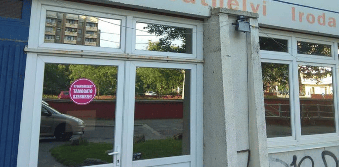 Kivándorlást támogató szervezet – ragasztották a kétfarkúak a Fidesz irodájára
