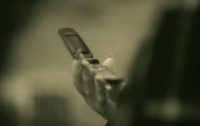 Zseniális húzással tiltják ki a mobilokat a koncertekről