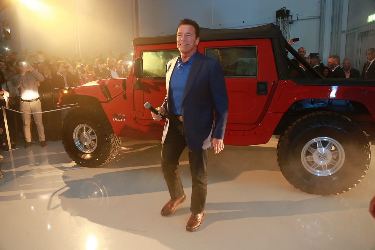 490 lóerős, 300 km-t tud megtenni: itt a világ első elektromos Hummerje