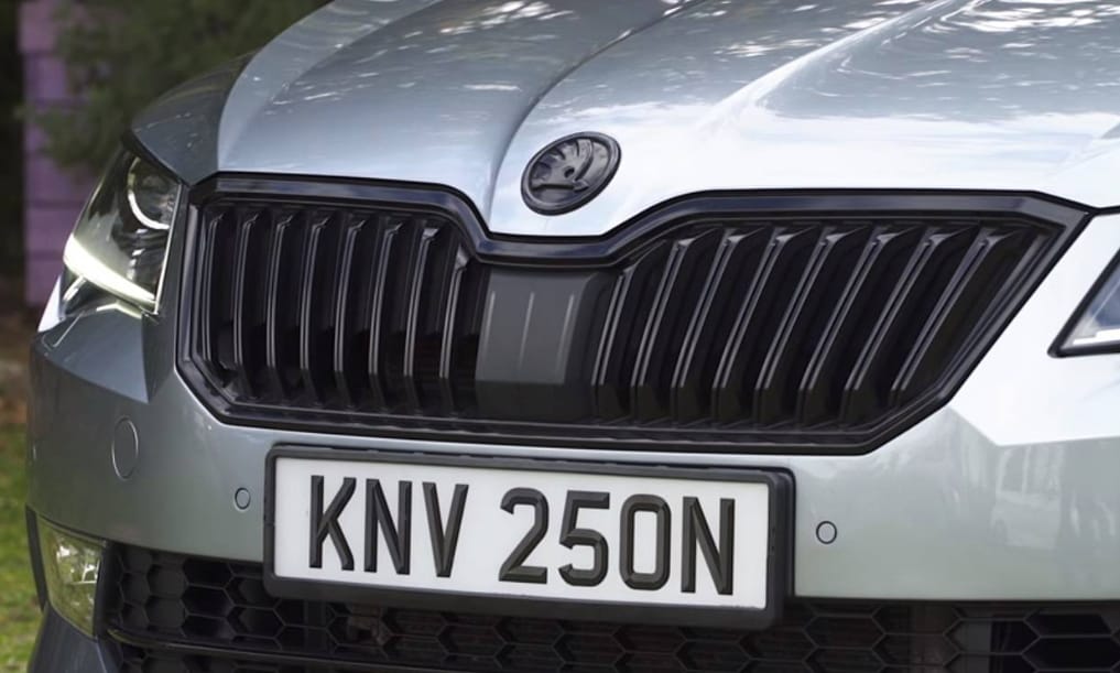 Titkos cseh fegyver: itt az M5-ös BMW-t verő 560 lóerős Skoda Superb