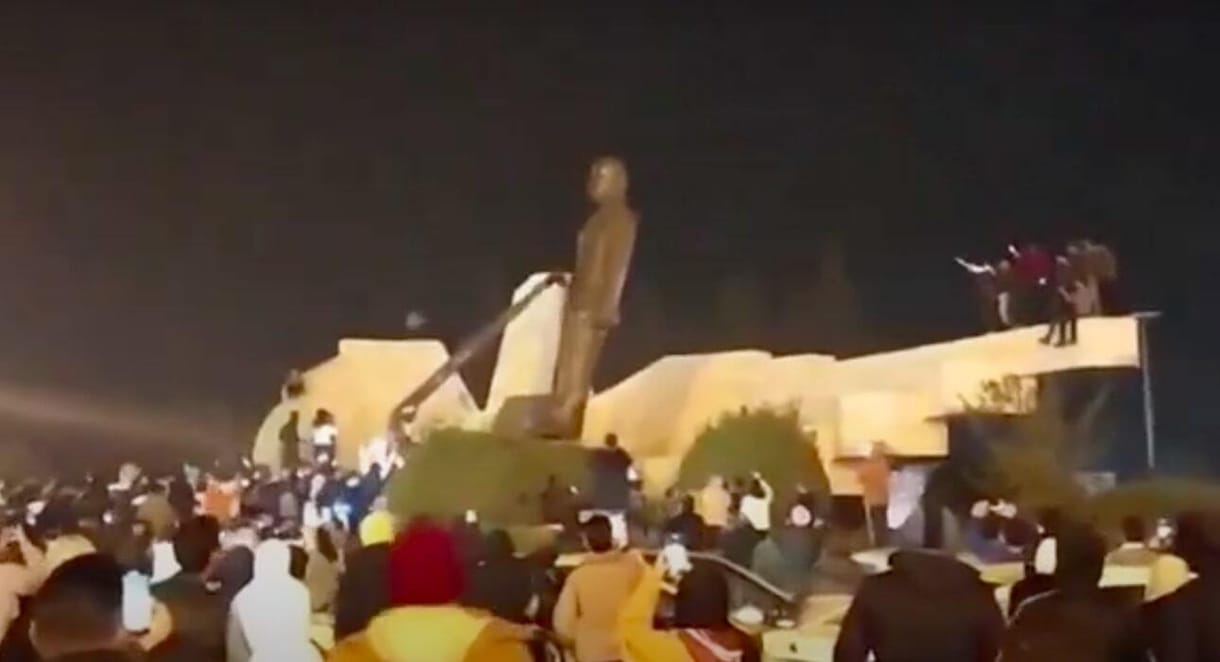 Közelítenek Homsz városa felé a szíriai felkelők, Hamában ledöntötték a volt elnök szobrát – videó