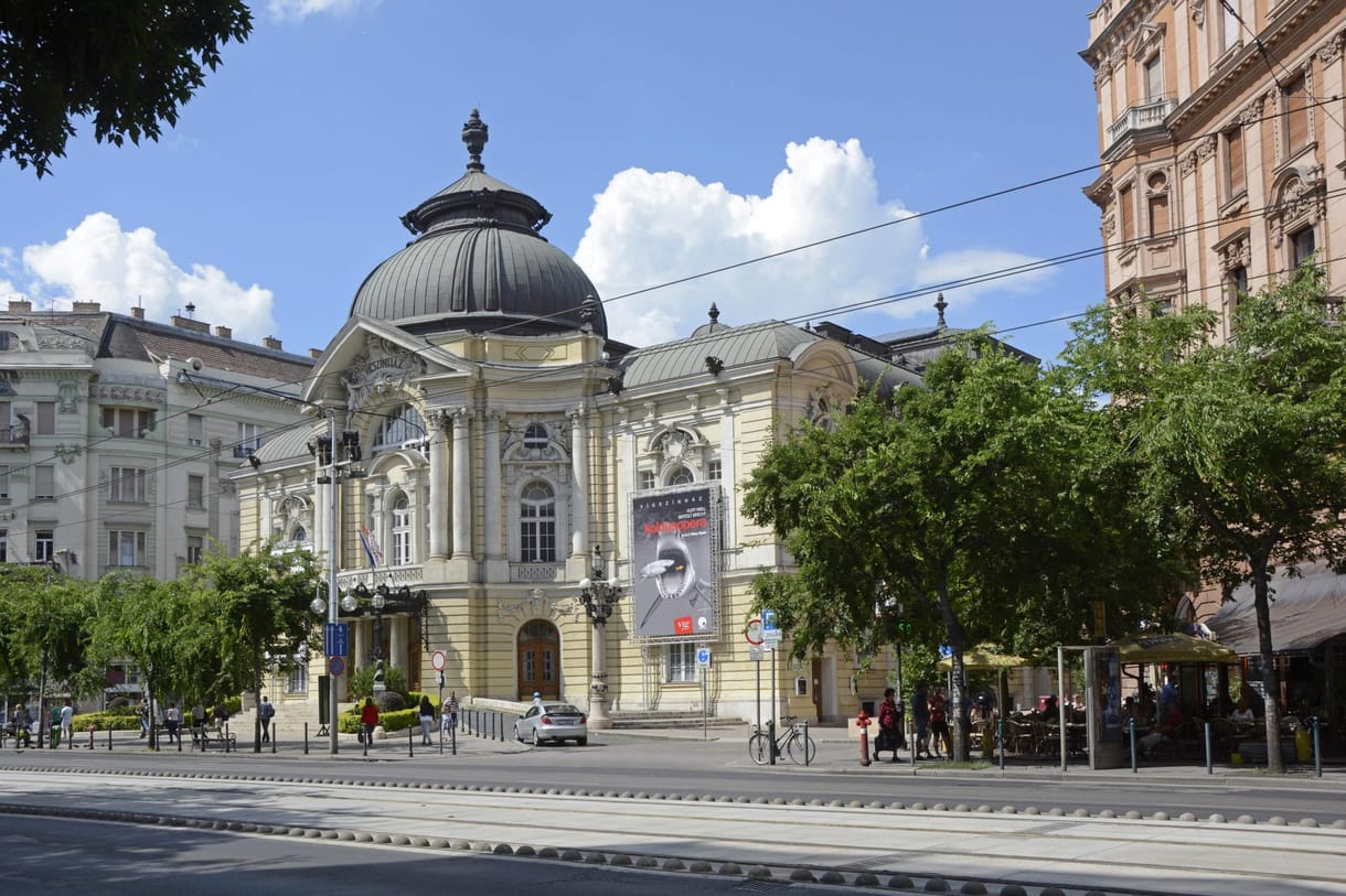 Hárman pályáznak a Vígszínház igazgatói posztjára