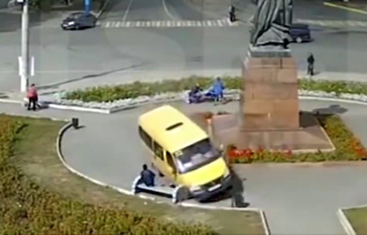 És ön mit tett volna a padon ülő férfi helyében? Hihetetlen balesetet rögzített a kamera – videó