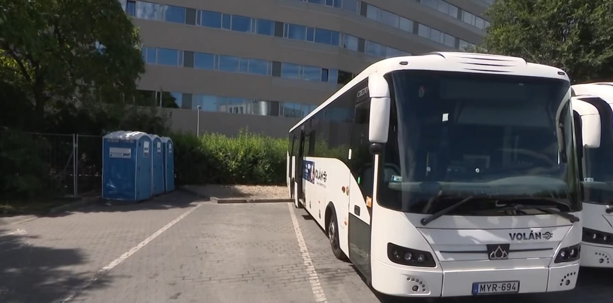 Zárva a mosdó a népligeti buszállomáson, tettek ki mobil WC-t, de az utasok inkább a bokrokat választották