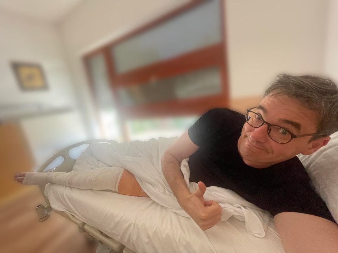 Megműtötték Karácsony Gergely térdét, és már arra készül, mit ír erről a propagandasajtó