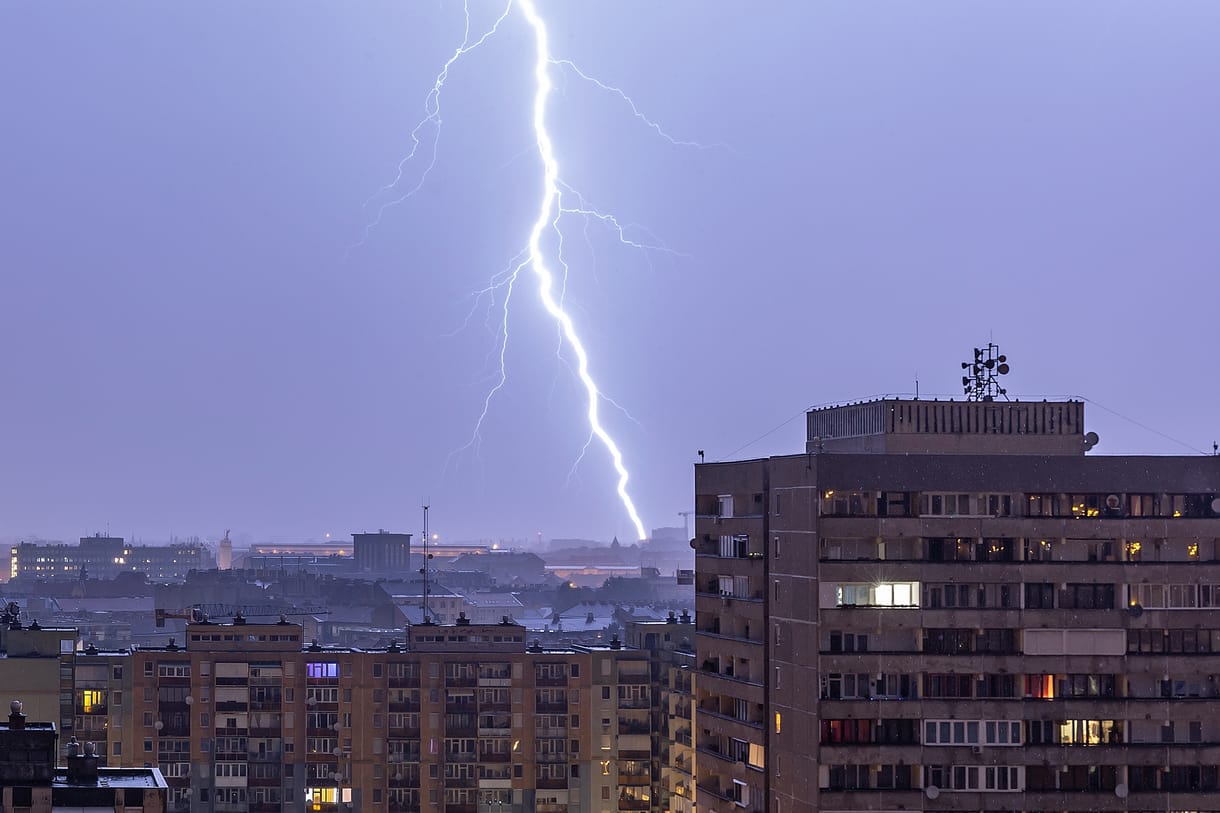Heves zivatarok érkeznek, narancssárga figyelmeztetéseket adtak ki