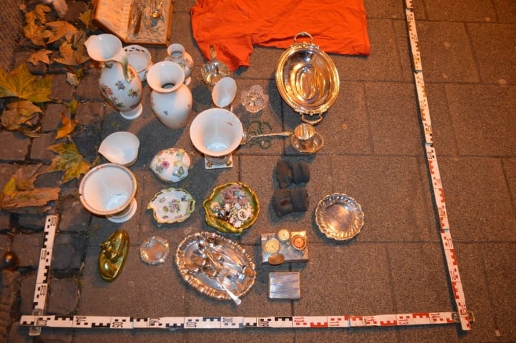 Bokor alá rejtette a zsákmányt a tolvaj, majd mentőt hívtak hozzá