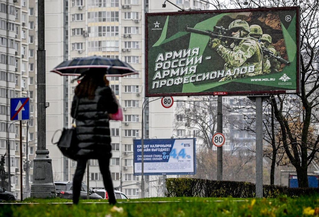 A Szabad Európa Rádió szólt, hogy orosz propagandafilmeket vetítenek a román kulturális minisztérium által működtetett mozikban, felbontották a szerződést a szervezőkkel