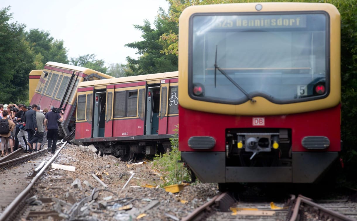 Súlyos vonatbaleset Berlinben, kisiklott az S-Bahn – fotók