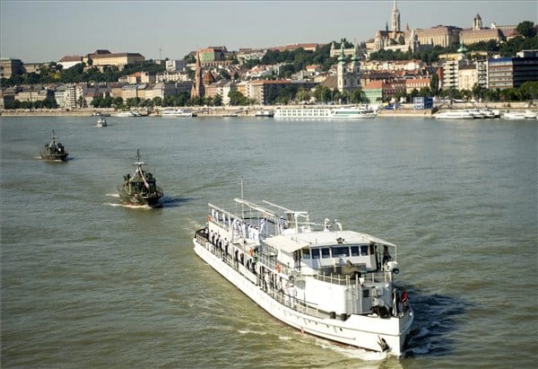 Szerb hadihajó jött Budapestre – fotók