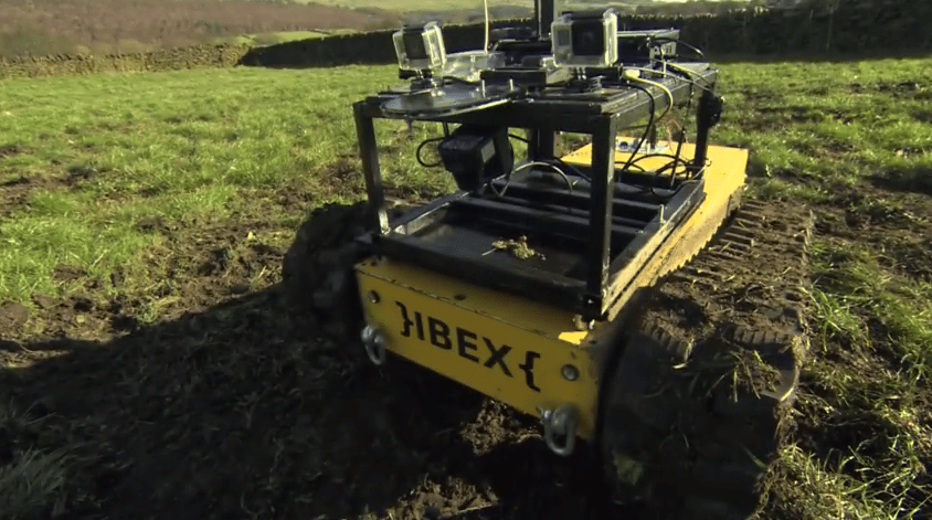 Dobja el a gereblyét, mert itt van a lánctalpas gyomirtó robot!