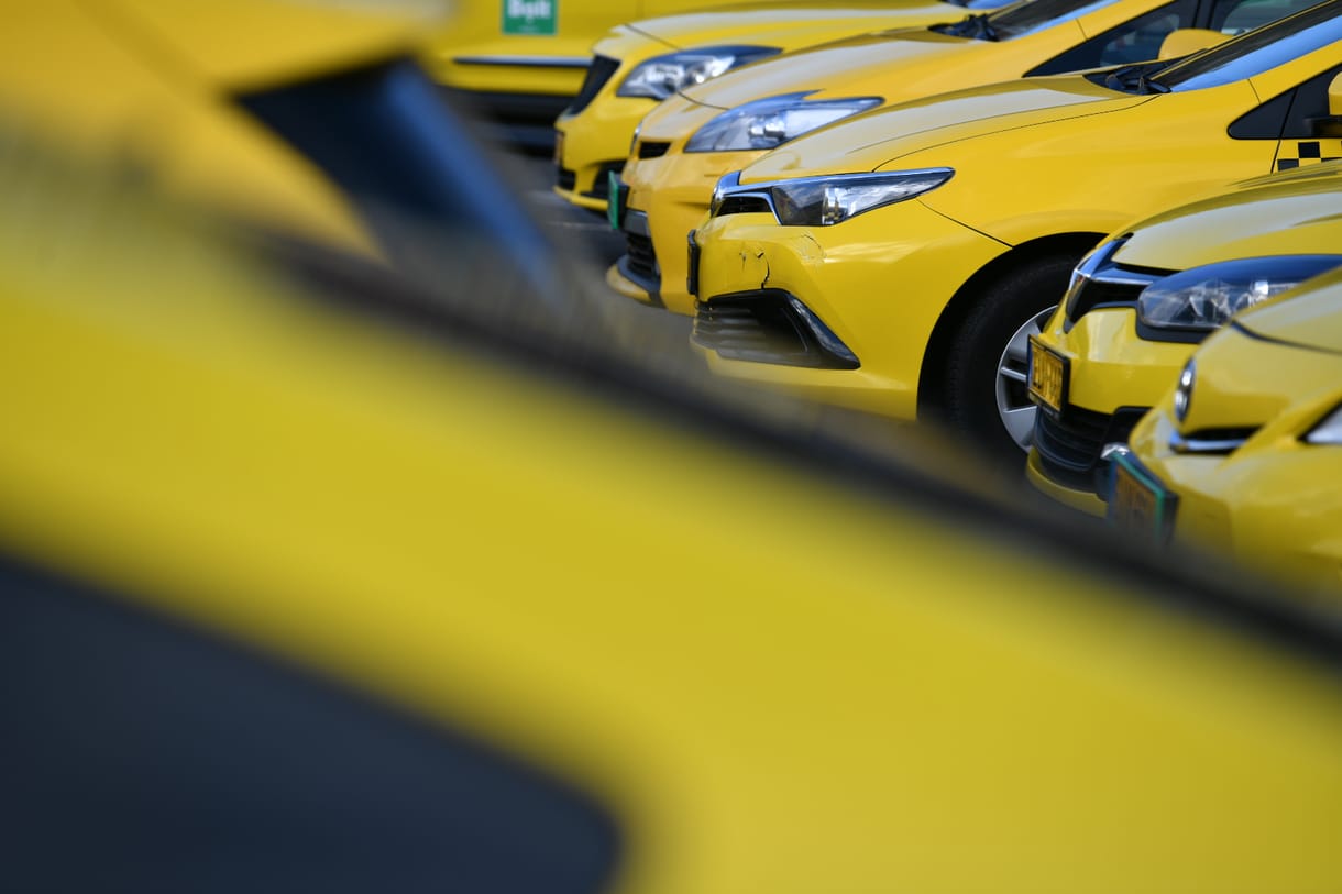 Késsel rontott egy férfi a taxisra, majd ellopta az autóját is, amivel aztán árokba hajtott