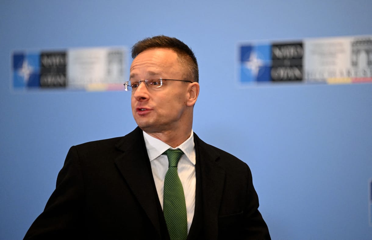 Súlyos bűncselekményekkel vádolt politikusokat vett védelmébe Szijjártó, miközben a 