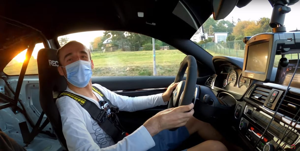 Robert Kubica besétált egy autókölcsönzőbe, majd kihajtott a Nürburgringre - videó