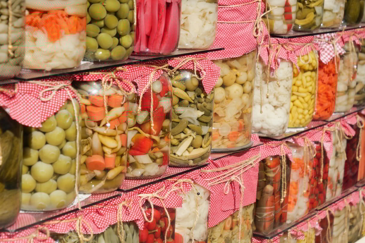 Pisszeghet, sípolhat, szisszenhet és pöföghet a befőttesüveg, de pont ez a jó: így  fermentáltunk savanyú káposztát