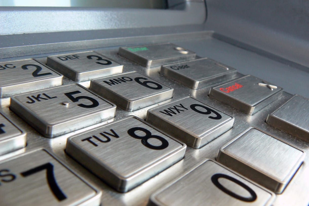70 ezer ATM-be szerelik be azt a megoldást, ami tényleg lesöpörheti a bankkártyákat