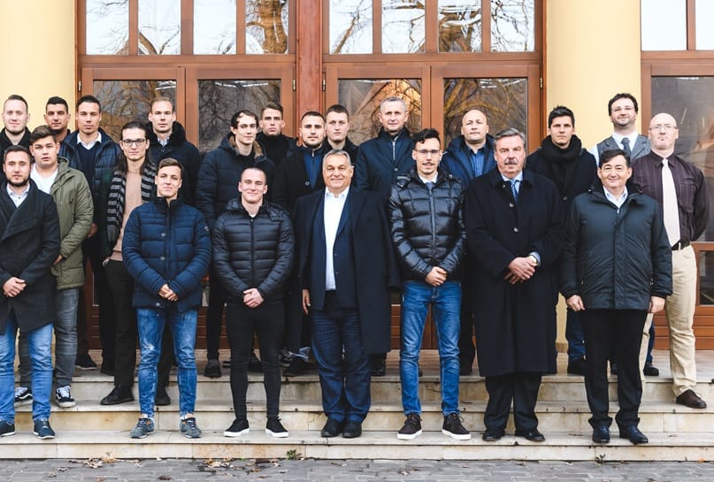 Orbán a fiával ment öregdiákbulira, Mészáros Lőrinccel találkoztak – fotó