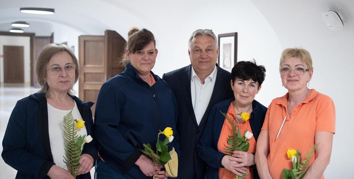 Orbán nőnapi köszöntőjének most a takarítók lettek a biodíszletei