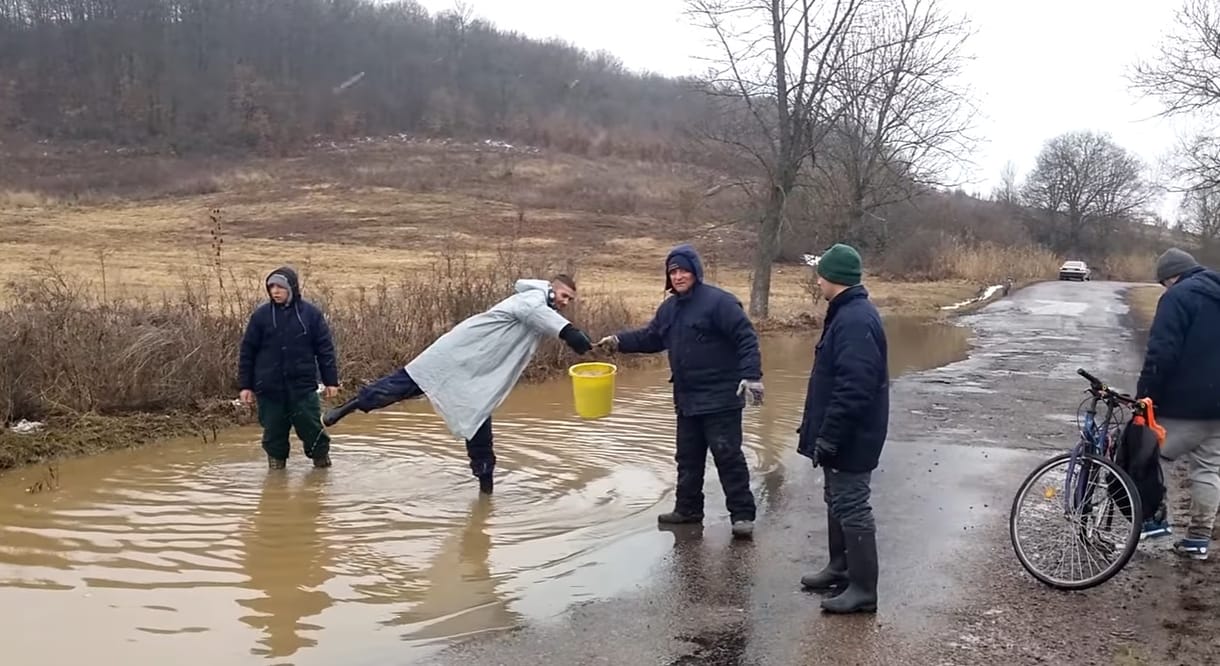 Négy ember, egy sárga vödör: egy videó a magyar belvízmentesítésről