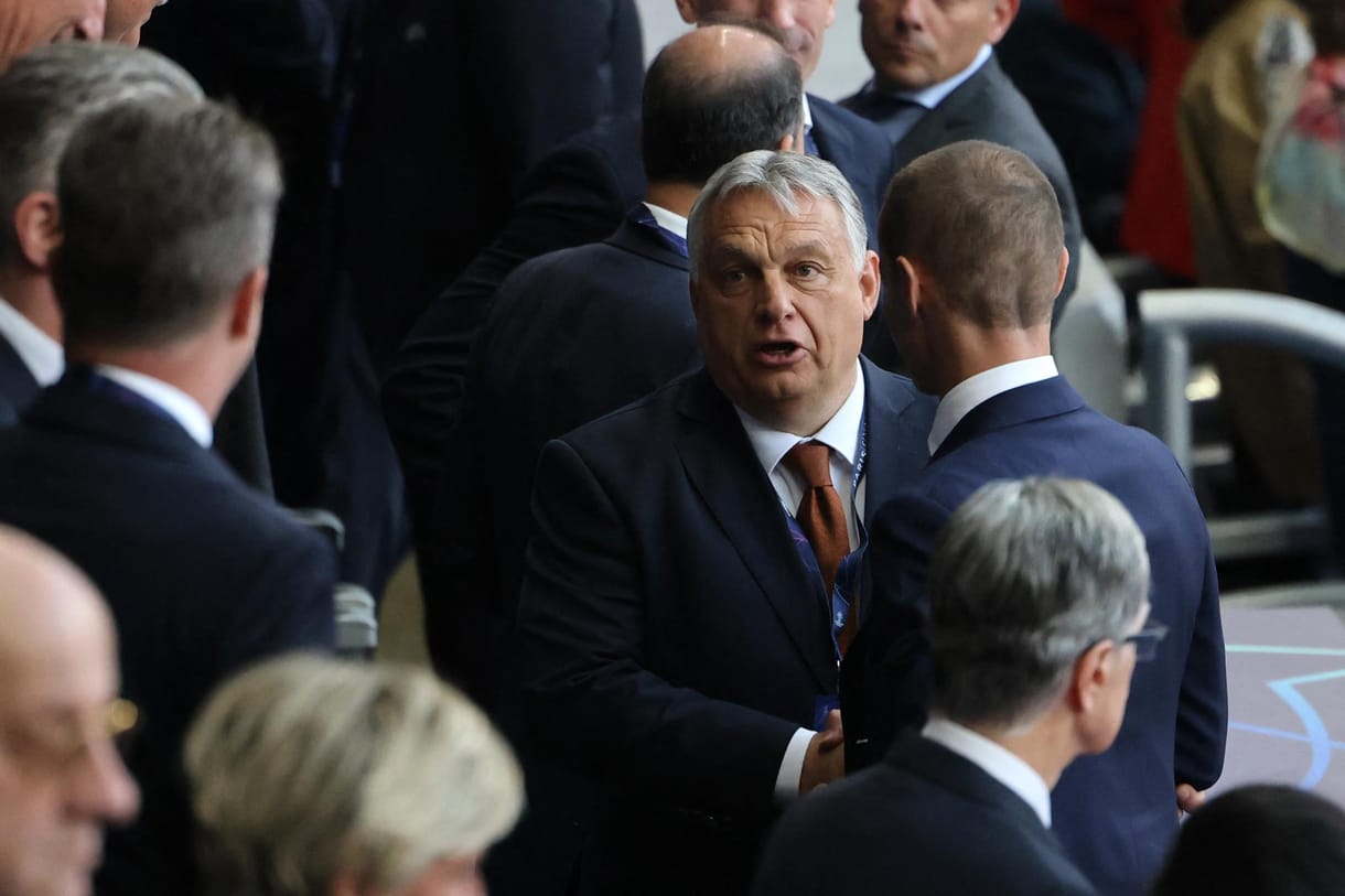 Orbán Viktor Párizsból repül a brüsszeli uniós csúcstalálkozóra