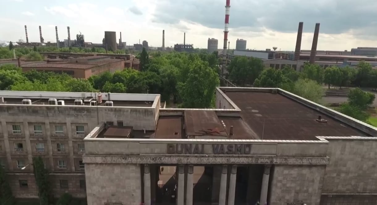 Ottmaradt a vörös csillag a Dunai Vasmű tetején – videó
