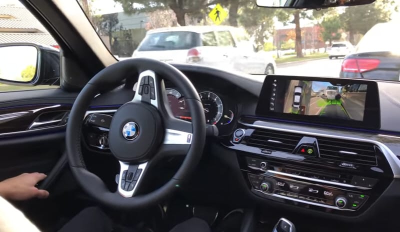 Így parkol magától az új 5-ös BMW és egy Tesla – videó