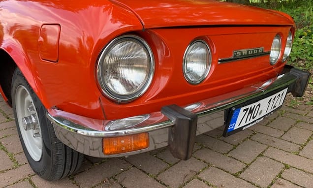 Bólogató kutya is jár a farmotoros szocialista sportkupé mellé