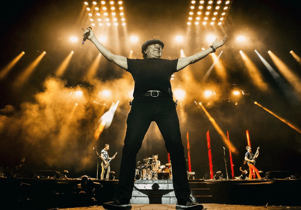 Hosszú kihagyás után, a Muse koncertjén tért vissza a színpadra Brian Johnson