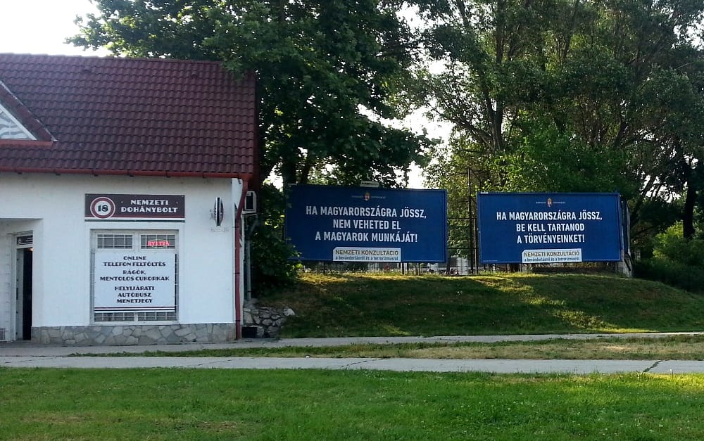 Plakátok, politikusok az iskolákban – törvényes ez?