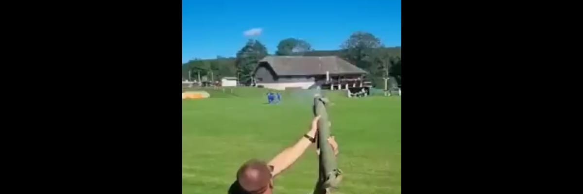 Videón, ahogy rakétavetővel lő be a focipályára egy horvát szurkoló