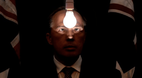 Talán Orbánról sem posztoltak még olyan ördögi képeket, mint ma egy ausztrál miniszterről