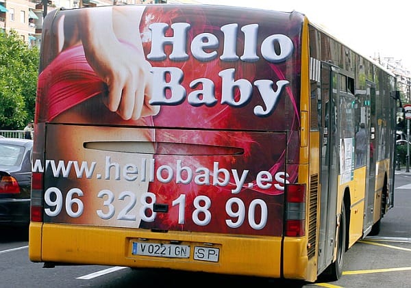 Busz méretű szexhirdetés, amit senki sem vett észre