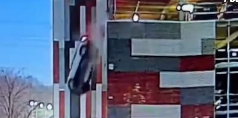 Videó: Kizuhant egy kocsi egy parkolóház negyedik emeletéről, és a sofőrnek semmi baja nem lett
