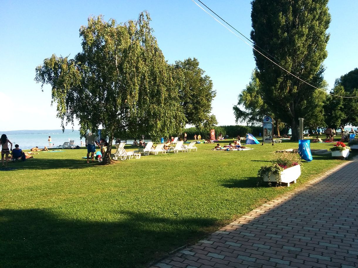 Újabb népszerű strand lett fizetős a Balatonnál, de a csúszda ingyenes